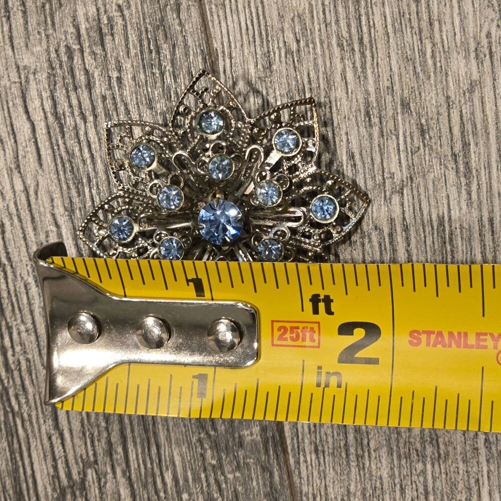 Vintage Blue Rhinestone Flower Brooch Silver Tone Filigree Mid Century - Picture 10 of 10